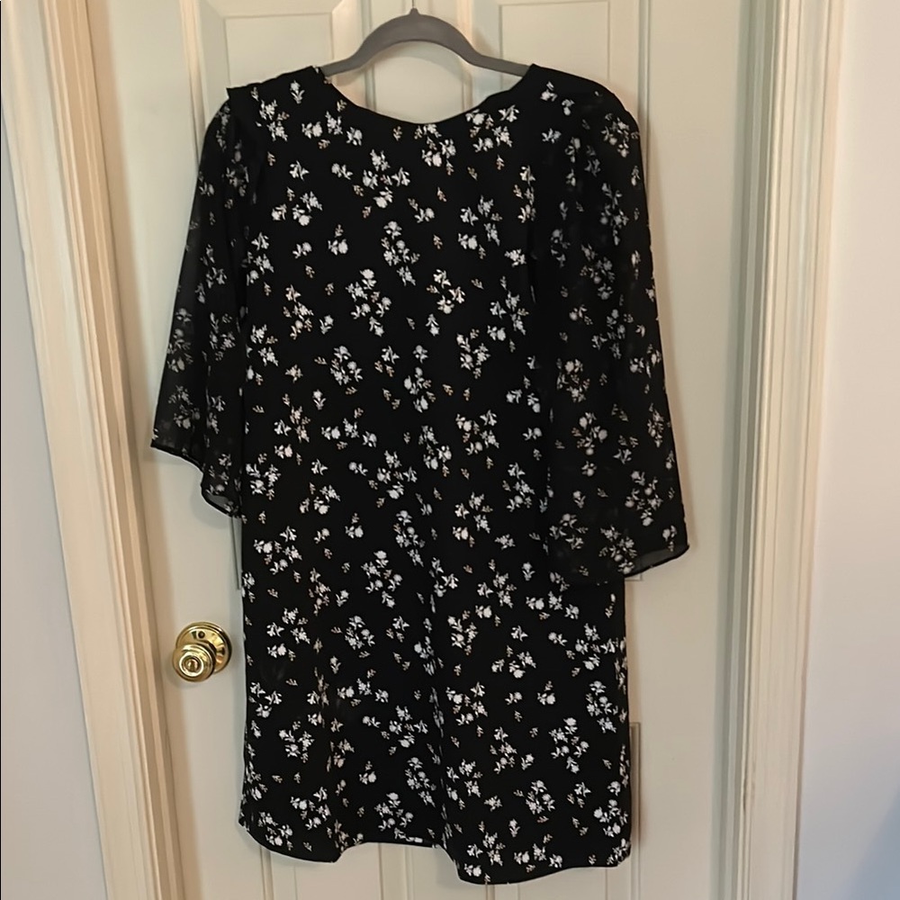 Ann Taylor Black and White Floral Flowy Dress size 4